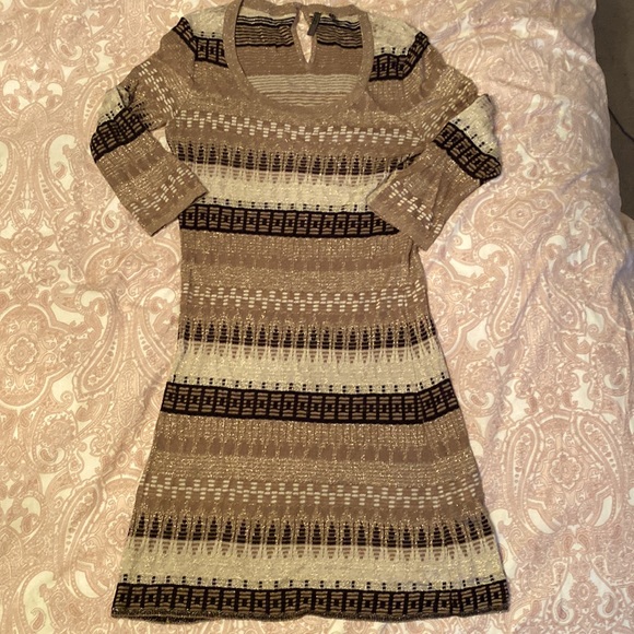 Guess 3/4 sleeve Gold & Black Dress - Picture 2 of 3